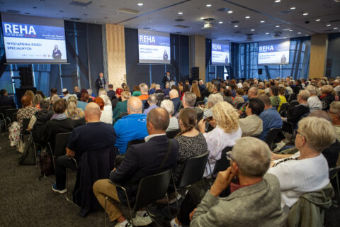 Pełna sala konferencyjna REHA 2025 – publiczność słucha wystąpienia, na ekranach napis „REHA FOR THE BLIND” i „Wystąpienia gości specjalnych”.