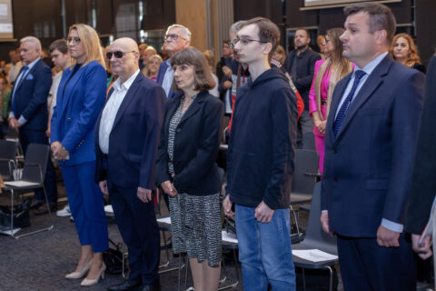 Goście oficjalni stoją w pierwszym rzędzie podczas uroczystego otwarcia konferencji REHA 2025.